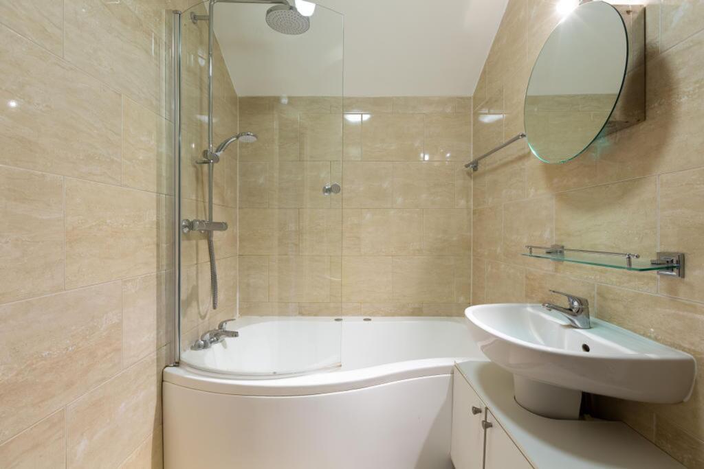 Hale Lane, Mill Hill, NW7, London